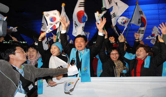 지난 11.27일 김정민 의장은 프랑스 파리에서 2012여수세계박람회 유치가 확정되는 순간 국민참가단과 감격의 기쁨을 함께 했다.