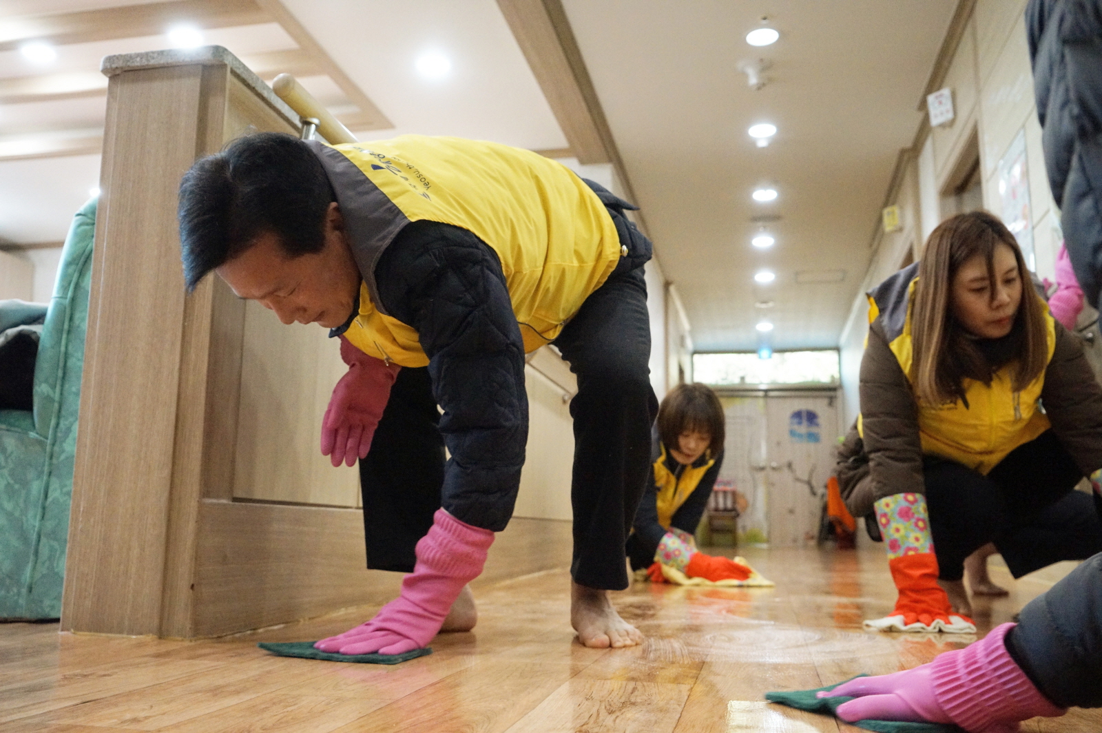 지난 13일 주철현 여수시장이 여수시 화양면 한빛무의탁노인복지원에서 시설 청소를 하고 있다.