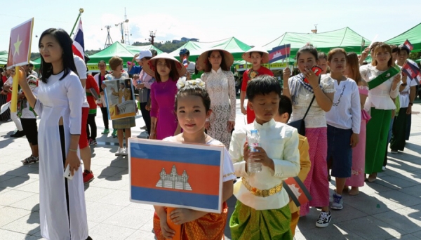 여수시 해양공원에서 개최된 한가위 민속놀이 큰잔치에 참여한 캄보디아 어린이