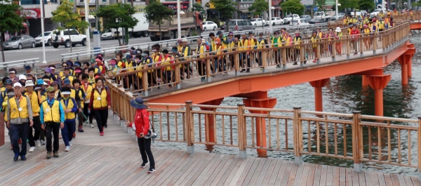 지난해 혈관튼튼 건강걷기 대회 참여자들이 여수 소호 동동다리를 지나고 있다.