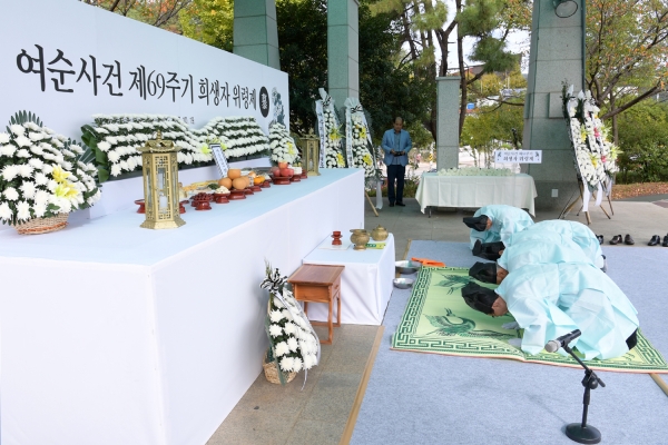 19일 오전 여순사건 제69주기 희생자 위령제가 열린 여수시 미관광장에서 추모제가 진행되고 있다.