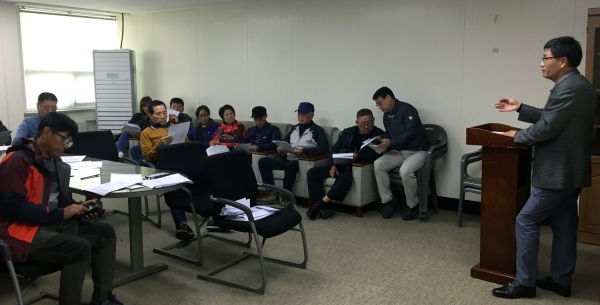 지난 23일 여수시 공원과 사무실에서 푸르지기 지원사업 참여자들이 안전교육을 받고 있다.