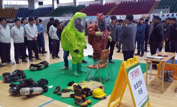 지난 25일 여수산단 석유화학업체 종사자들이 흥국체육관에서 보호장비 착용 경연을 하고 있다.