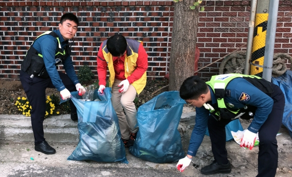 지난 27일 여수시 대교동 주민센터 공무원과 봉산경찰서 경찰관들이 청결활동을 실시하고 있다.