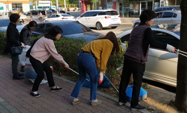 지난 25일 여수시 여천동 자생단체 회원들이 롯데마트 여천점 일원에서 청결활동을 실시하고 있다.