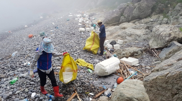 여수시 남면의 해양쓰레기 수거작업 모습