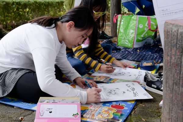 지난달 28일 여수시 쌍봉도서관에서 열린 제12회 독서감상화·만화 그리기 대회에 참가한 초등학생이 책에 대한 감상을 적고 있다.