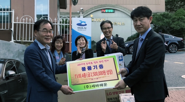 지난달 31일 김경석 ㈜세바해운 대표(앞줄 오른쪽)가 박춘순 둔덕동장에게 2일 개최되는 둔덕동 경로위안잔치를 축하하기 위해 250만 원 상당의 후원물품을 전달하고 있다.