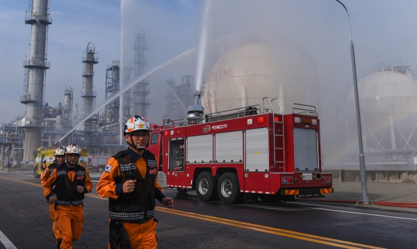 지난 2일 오후 여수국가산단 내 여천NCC에서 유관기관 합동 유해화학물질 폭발·유출 대응훈련이 실시되고 있다.