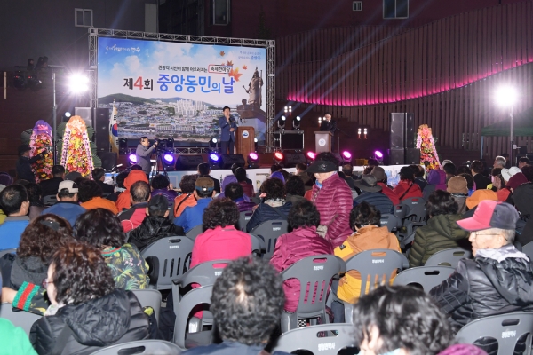 지난 4일 주철현 여수시장이 이순신광장에서 제4회 중앙동민의 날 개최를 축하하고 있다.