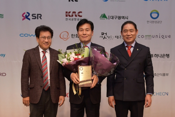 15일 주철현 여수시장(가운데)이 서울 한국언론진흥재단 프레스센터에서 열린 ‘2017년 대한민국 인터넷소통대상 시상식’에서 공공부문 종합대상을 수상하고 있다.