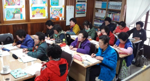 지난 3월 여수 대교문해교실에서 어르신들이 한글을 공부하고 있다.