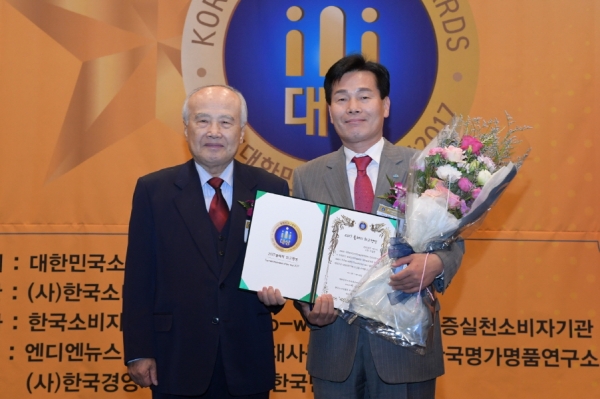 28일 주철현 여수시장(오른쪽)이 국회 헌정기념관에서 열린 ‘2017 대한민국 소비자대상 시상식’에서 올해의 최고 행정부문 대상을 수상하고 있다.