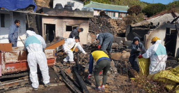 지난달 28일 롯데케미칼 관계자와 봉사자 등이 화재피해를 입은 여수시 화양면의 홀몸노인 주택을 보수하고 있다.