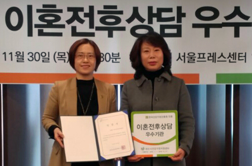지난 2일 김광중 여수시 관광문화교육사업단장(왼쪽)이 광주 김대중컨벤션센터에서 ‘2017 한국관광산업대상’ 지자체 부문 대상을 수상하고 있다.