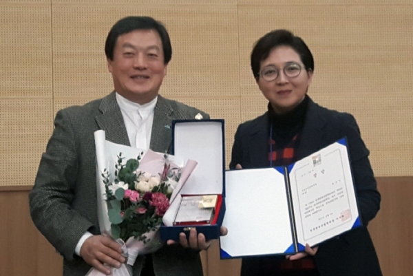 지난 2일 김광중 여수시 관광문화교육사업단장(왼쪽)이 광주 김대중컨벤션센터에서 ‘2017 한국관광산업대상’ 지자체 부문 대상을 수상하고 있다.