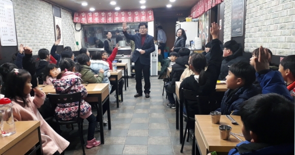지난 4일 여수시 중앙동 여수짬뽕에서 어린이들이 박상현 식당 대표가 준비한 짜장면을 먹기 위해 기다리고 있다.