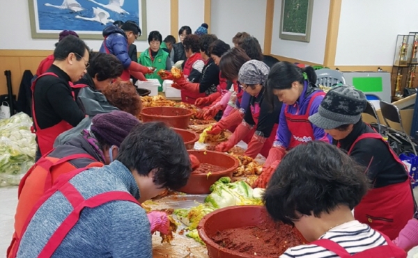 지난 5일 여수시 돌산읍사무소에서 자생단체 회원들이 취약계층을 돕기 위한 김장김치를 담그고 있다.