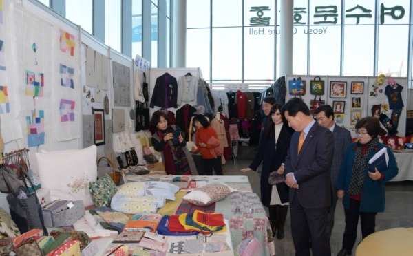 주철현 여수시장이 지난 6일 여수문화홀에 전시된 여성문화회관 학습프로그램 수강생들의 작품을 감상하고 있다.