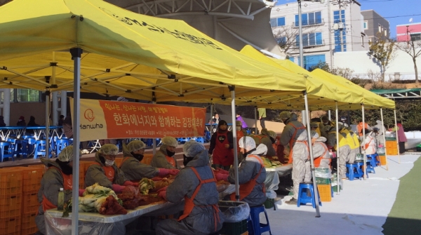 여천동 통장협의회는 지난 8일 성산공원에서 열린 ‘사랑해! 빨간밥차 김장담그기’ 행사에 참여해 힘을 보탰다. 통장협의회는 김치 담그기에 이어 어르신들을 위한 배식 봉사도 실시했다.