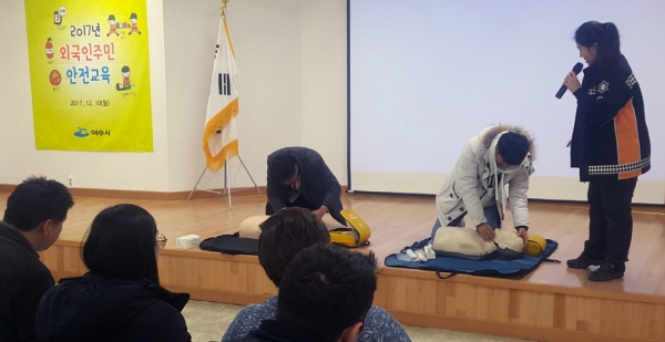 지난 10일 여수시 외국인주민들이 신기동 외국인종합지원센터에서 심폐소생술을 실습하고 있다.