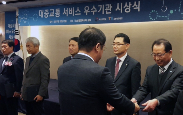 지난 13일 조일수 여수시 건설교통국장(오른쪽)이 서울 노보텔앰배서더 강남 호텔에서 열린 대중교통 서비스 우수기관 시상식에서 국토부장관 기관표창을 받고 있다.