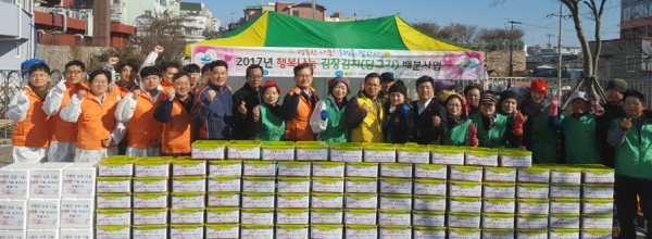 여수시 월호동은 지난 13일 ㈜한화 여수사업장과 함께 김장김치 250포기를 담가 저소득층과 경로당에 전달했다.
