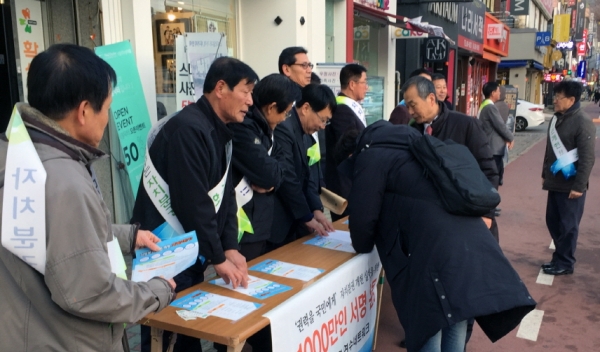 지난 26일 여수 부영3단지 사거리에서 자치분권 여수네트워크가 주관하는 지방분권 개헌 천만인 서명운동이 진행되고 있다.