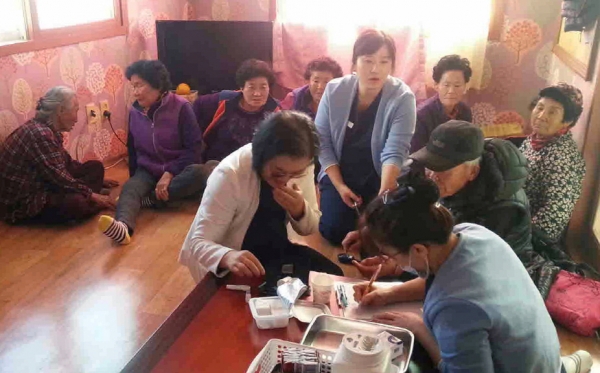 지난 21일 여수강남요양병원 의료진이 충무동의 한 경로당에서 무료 건강검진을 실시하고 있다.