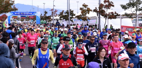 지난해 1월 8일 개최된 제12회 여수마라톤대회 참가선수들이 힘차게 출발점을 나서고 있다.