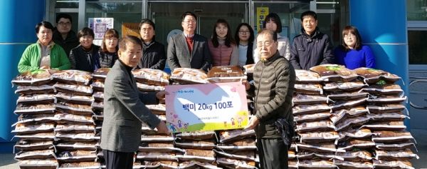 지난 11일 이상원 소라면장(왼쪽)이 김완식 코리아월드써비스㈜ 대표로부터 취약계층을 위한 쌀을 받고 있다.