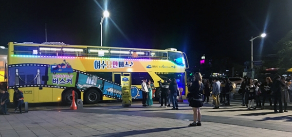 지난해 많은 관광객들이 여수 이순신광장에서 ‘여수낭만버스-시간을 달리는 버스커’ 탑승을 위해 대기하고 있다.