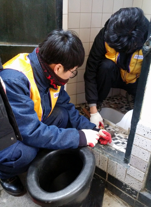 지난 13일 ㈜승진엔지니어링 마음이봉사단원들이 여수 동문동의 한 취약계층 자택 화장실에서 좌변기 교체 작업을 실시하고 있다.