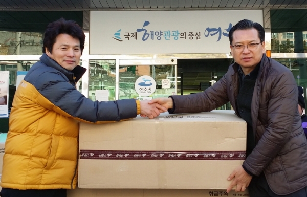 지난 11일 한광민 월호동장(오른쪽)이 저소득층을 위해 온수매트를 후원한 곽재곤 여수 매트로산업 대표와 악수하고 있다.