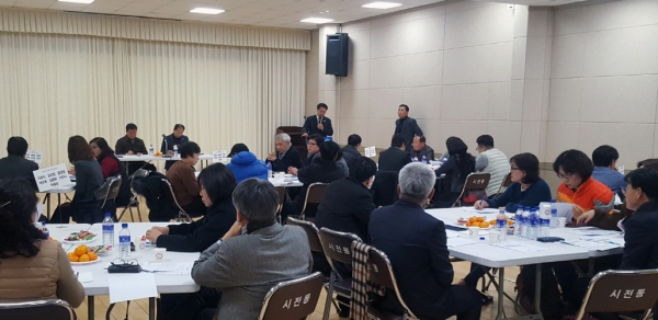 지난 4일 전남 여수 시전동 주민들이 동 주민센터에서 열린 흥국상가 활성화 사전회의에 참석해 의견을 나누고 있다.