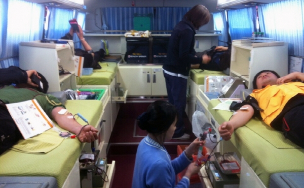 지난해 열린 여수시의 하절기 사랑의 헌혈 행사에 시 공무원과 시민들이 동참해 헌혈을 하고 있다.
