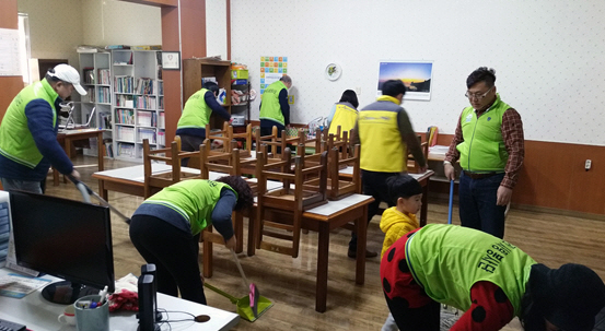 지난 28일 여수시청 행복나누미팀이 여수 문수동 꿈나무 지역아동센터를 찾아 공부방을 청소하고 있다.