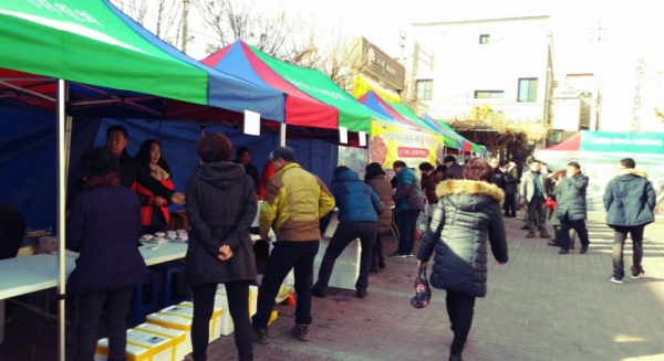 2일 오전 전주 송천2동 주민자치센터 앞에서 여수 돌산읍 농수특산품 판촉행사가 열리고 있다.