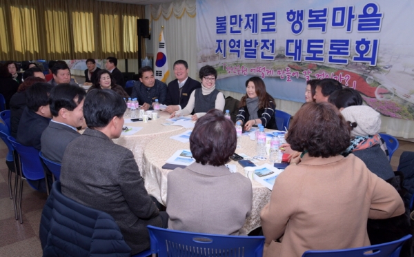 지난 6일 여수시 여천동 주민들이 동 주민센터 회의실에서 성산공원 활성화를 주제로 토론을 하고 있다.