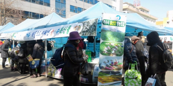 지난 7일 서울 강서구 주민들이 구청에서 열린 농수특산품 직거래장터를 찾아 여수 농수특산품을 구입하고 있다.