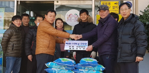 지난 8일 김두만 이공일이 대표(앞줄 오른쪽 두 번째)가 김경호 여수 삼산면장에게 취약계층을 위한 쌀을 후원하고 있다. 삼산면은 이날 후원받은 쌀(10㎏) 20포를 홀몸노인 가정과 경로당에 전달했다.