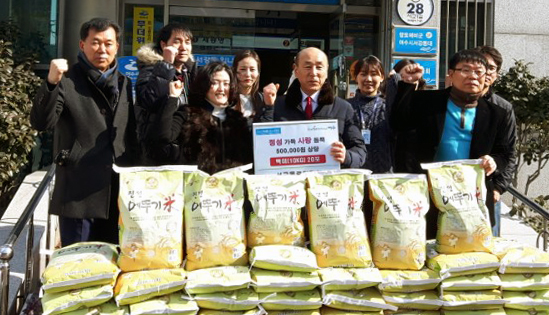 지난 6일 여수 서교로타리회 회원들이 서강동 주민센터에 취약계층을 위한 쌀을 후원하고 있다.