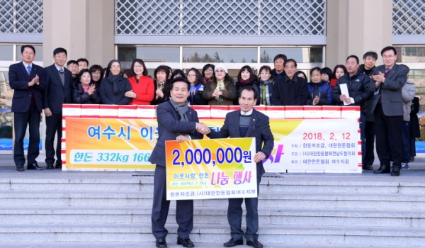 지난 12일 대한한돈협회 여수지부 한돈 나눔행사가 열린 여수시청 현관에서 주철현 여수시장이 김윤곤 지부장(오른쪽)으로부터 200만 원 상당의 후원증서를 받고 있다.