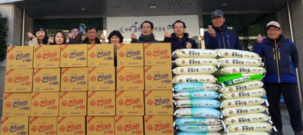 여수시 월호동은 지난 8일부터 관내 경로당과 저소득층에 쌀, 가래떡, 선물세트 등 후원물품을 전달했다.