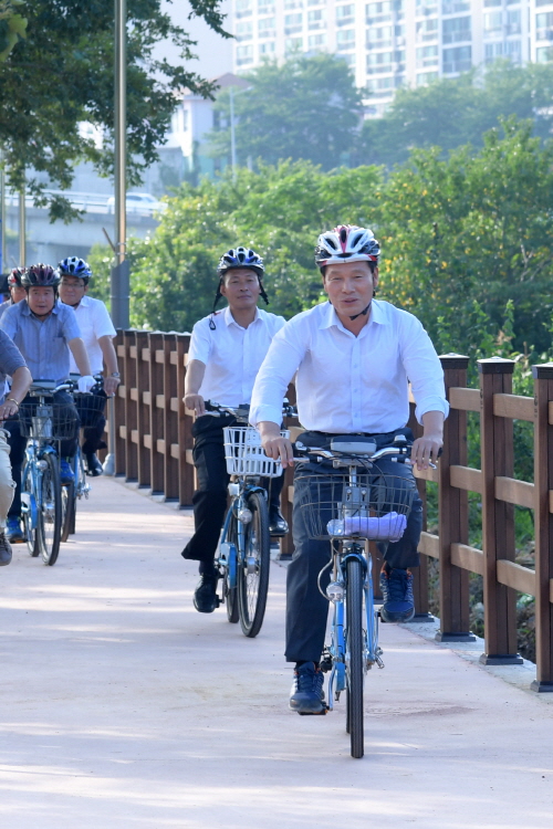 지난해 8월 전라선 옛 기찻길 공원화사업으로 둔덕동 주민센터에서 오림터널 간 일부구간이 임시 개통된 가운데 주철현 여수시장과 개통식 참여자들이 자전거 라이딩을 하고 있다.