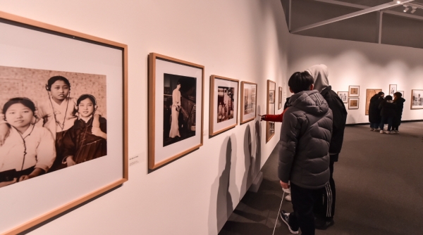 지난 19일 여수 엑스포아트갤러리에서 관람객들이 한국 근대사회의 모습이 담긴 흑백사진을 감상하고 있다. 엑스포아트갤러리에서는 4월 15일까지 한국 사진 1세대 작가의 작품이 전시되는 ‘현대 사진의 모태(母胎) 5인전’이 열린다.
