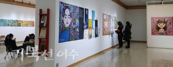 진남문예회관 전시실 안에서 작품을 바라보고 있는 관람객들의 모습이 사뭇 진지하다.