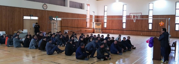 지난 22일 여수시 돌산읍 주민들이 화합한마당 행사를 위해 돌산초등학교 체육관에 모여 있다.