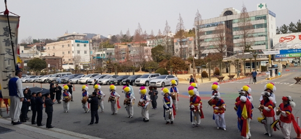지난 20일 여수 성산농악단이 여수시청 현관 앞에서 지신밟기를 하고 있다.