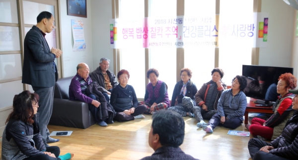 지난 21일 장인호 시전동장(왼쪽 두 번째)이 웅천동 송남경로당에서 어르신들의 건의사항에 답변하고 있다.